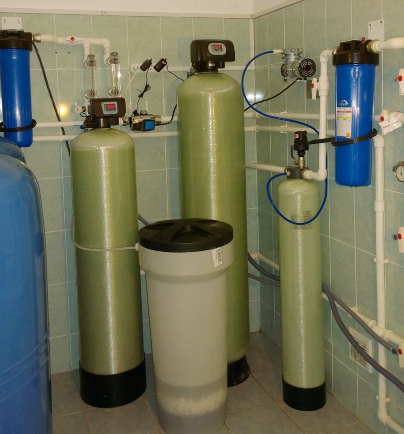 Колонна для очистки воды от железа. Система водоочистки 3 колонны. Система обезжелезивания воды для скважины. Умягчители воды безреагентные: SOFTNOR 1500. Аэрационная колонна Аквафор.